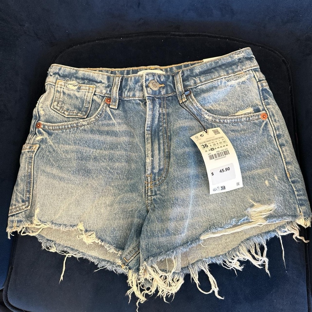 Brand new Zara high-rise frayed denim shorts. Size 4 and never worn before!!!